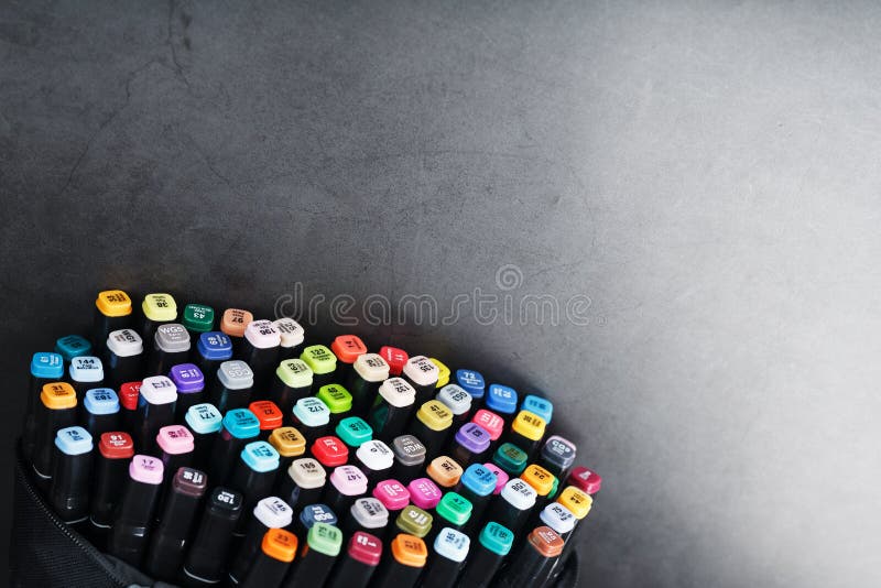 https://thumbs.dreamstime.com/b/marcadores-de-dibujo-profesional-diferentes-colores-en-una-bolsa-sobre-mesa-oscura-espacio-libre-237801855.jpg