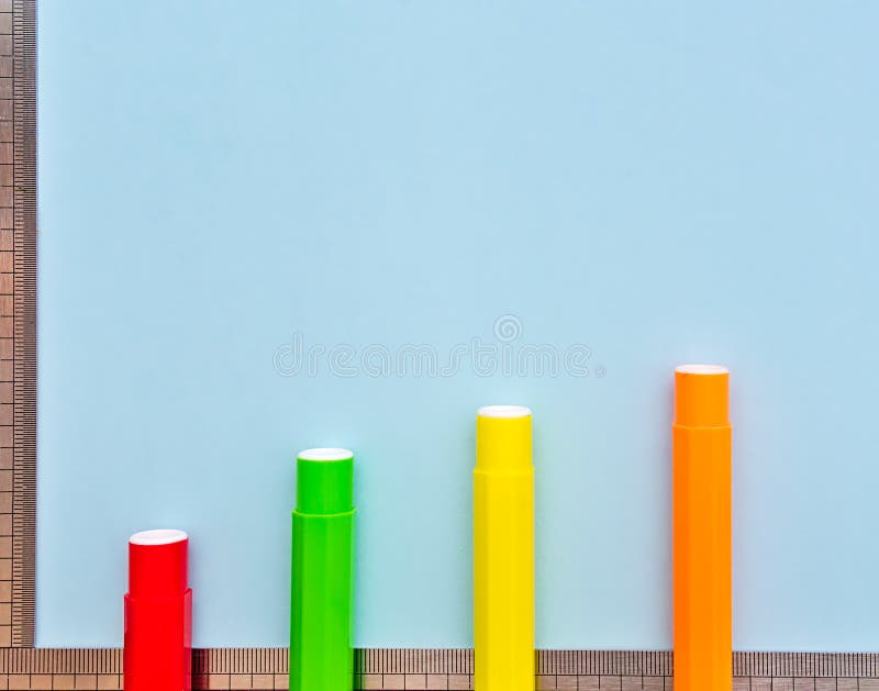 Marcadores e réguas coloridos em claro - fundo azul foto de stock Marcadores e réguas coloridos em claro - fundo azul foto de stock