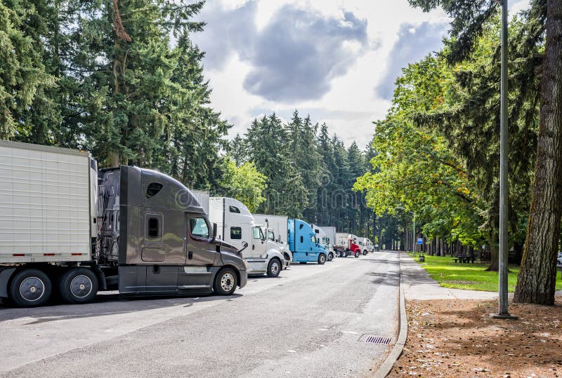 Diferentes Fazem Caminhões-caminhões Grandes Ficarem Na Fila No  Estacionamento Do Caminhão Marcado Com Linhas Foto de Stock - Imagem de  carregador, frota: 157625350