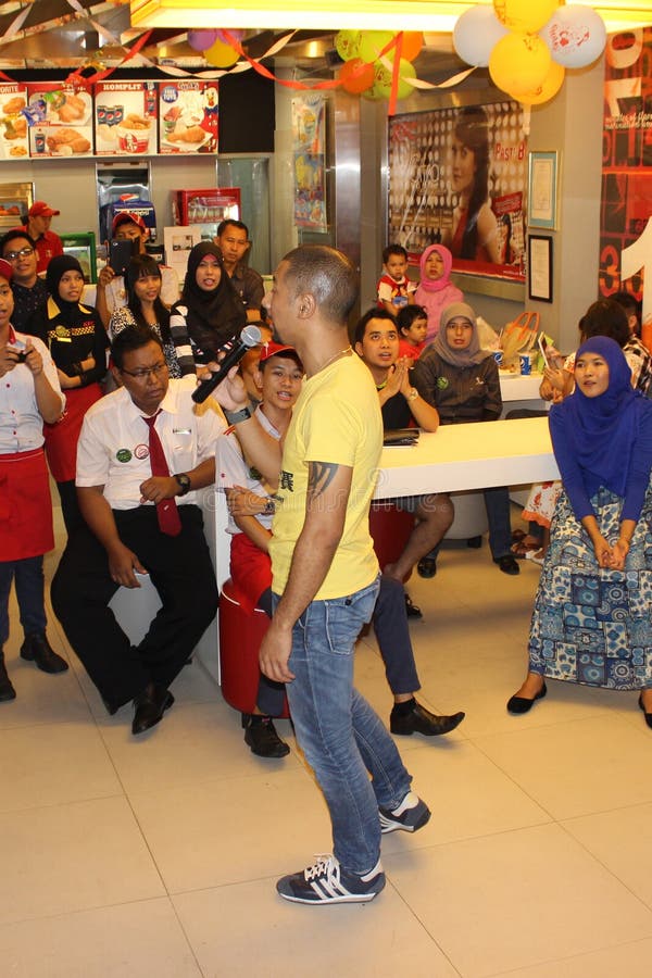 Marcel está cantando en un restaurante. Jambi city indonesia. 20 de octubre de 2013 : marcel está cantando una canción en el restaurante en jambi indonesia