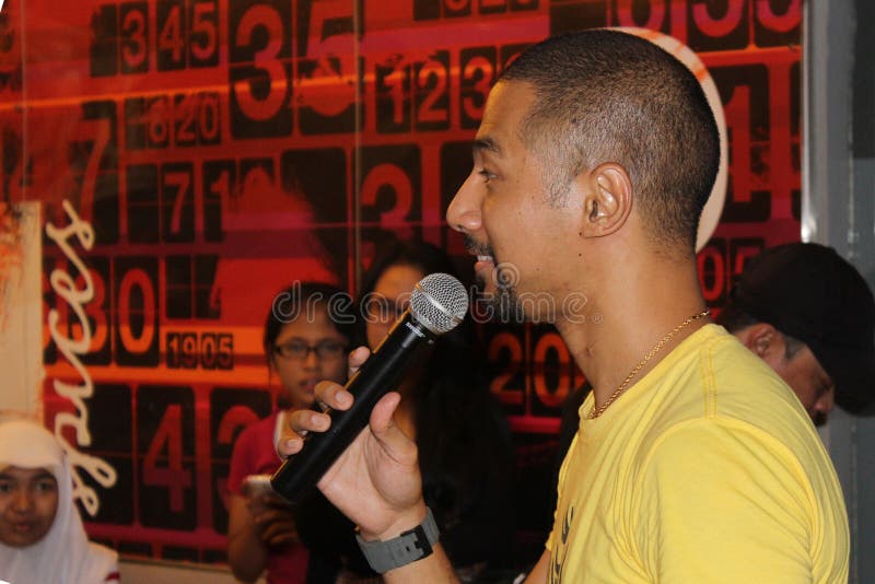 Marcel está cantando en un restaurante fotos de archivo