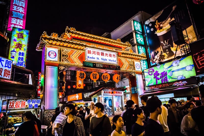 March? de nuit de Raohe. Taïpeh, Taïwan - 21 juin 2018 : Le marché de nuit de rue de Raohe est l'un des marchés de nuit les plus anciens à Taïwan C'est un marché traditionnel serré et d'amusement de nuit qui est chargé avec de grands choix de nourriture