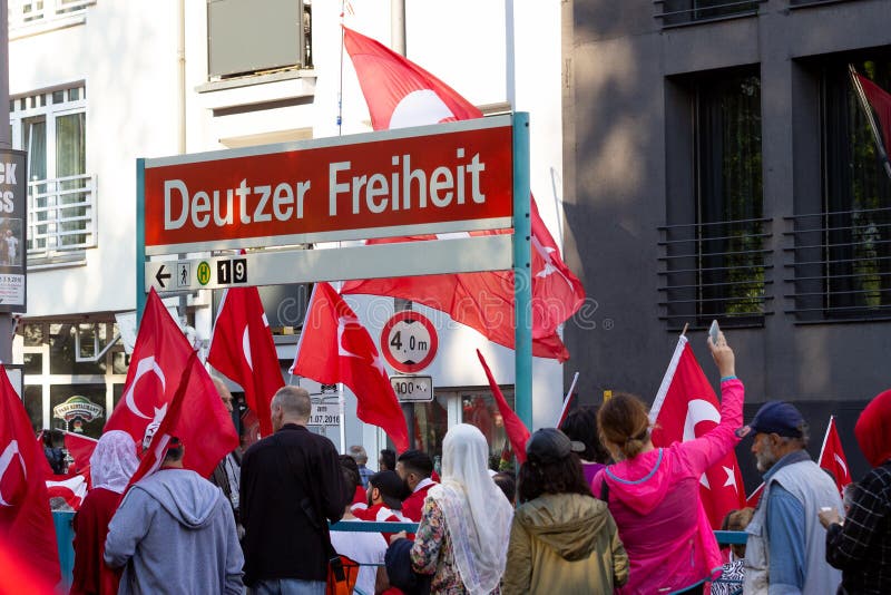 Marcha de protesta camino al lugar de la manifestación frente a la estación ferroviaria Deutzer Freiheit - Pro-Erdogan-Demo fotos de archivo Marcha de protesta camino al lugar de la manifestación frente a la estación ferroviaria Deutzer Freiheit - Pro-Erdogan-Demo fotos de archivo