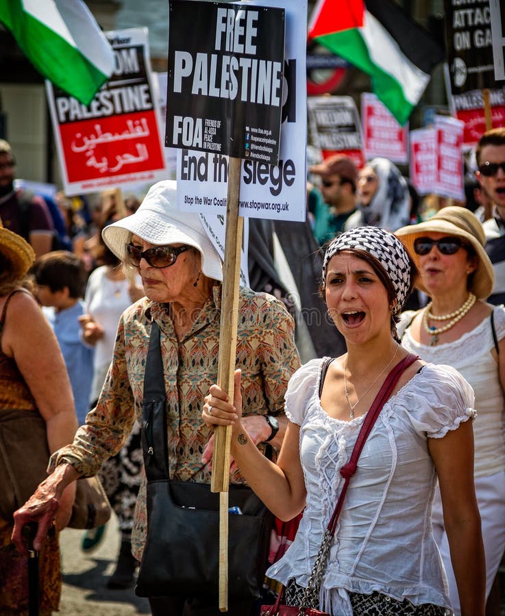 Marcha de protesto livre de Palestina em Hyde Park, Londres, Reino Unido foto de stock royalty free Marcha de protesto livre de Palestina em Hyde Park, Londres, Reino Unido foto de stock royalty free