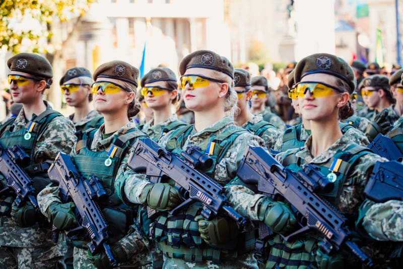 Mulheres-soldados Do Exército Brasileiro Desfilando No Dia Da Independência  Brasileira Imagem de Stock Editorial - Imagem de defesa, naturalizado:  255485609