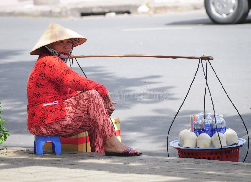 Marchand ambulant vendant des noix de coco dans Saigon image libre de droits Marchand ambulant vendant des noix de coco dans Saigon image libre de droits
