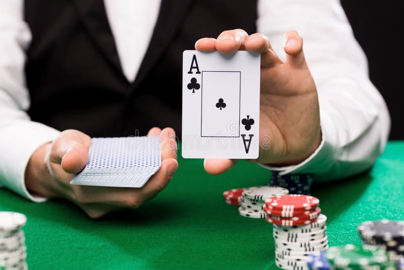 Marchand de Holdem avec jouer des cartes et des puces de casino image stock Marchand de Holdem avec jouer des cartes et des puces de casino image stock