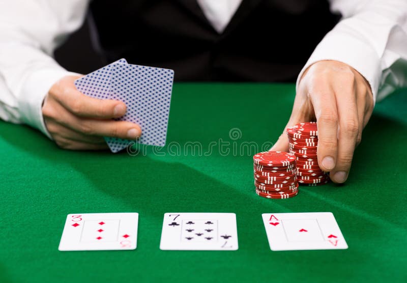 Marchand de Holdem avec jouer des cartes et des puces de casino photographie stock Marchand de Holdem avec jouer des cartes et des puces de casino photographie stock