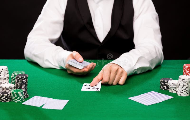 Marchand de Holdem avec jouer des cartes et des puces de casino photo libre de droits Marchand de Holdem avec jouer des cartes et des puces de casino photo libre de droits