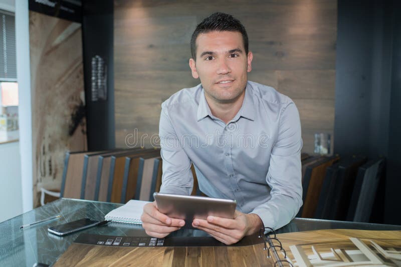 Marchandiseur dans le magasin de tuile photo stock Marchandiseur dans le magasin de tuile photo stock