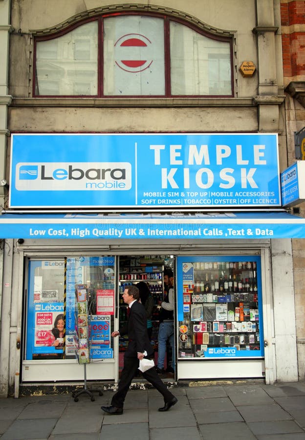 Marchands de journaux de kiosque de temple et services mobiles photographie stock Marchands de journaux de kiosque de temple et services mobiles photographie stock