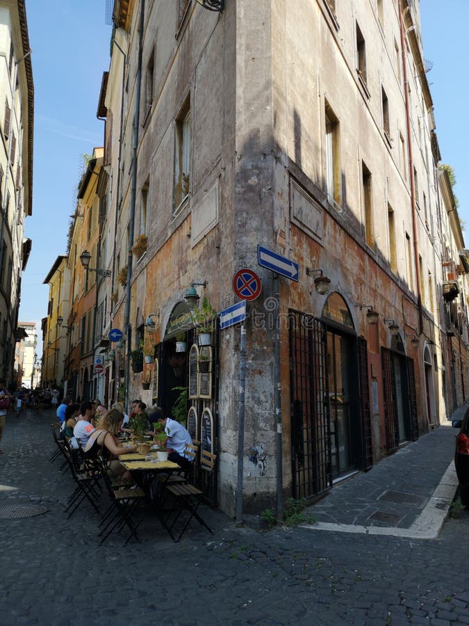 Marchant les vieilles rues de Rome images stock Marchant les vieilles rues de Rome images stock