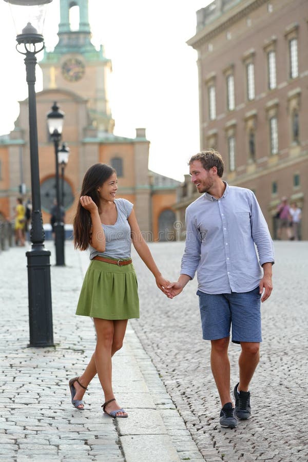 Marche de couples de Stockholm romantique par Royal Palace photos libres de droits Marche de couples de Stockholm romantique par Royal Palace photos libres de droits
