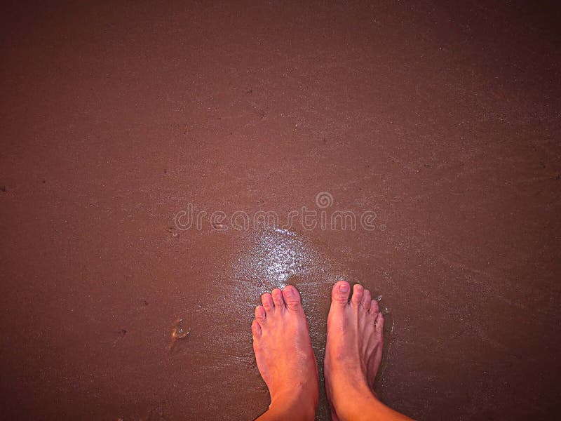 Marche nu-pieds sur seule la plage image libre de droits Marche nu-pieds sur seule la plage image libre de droits