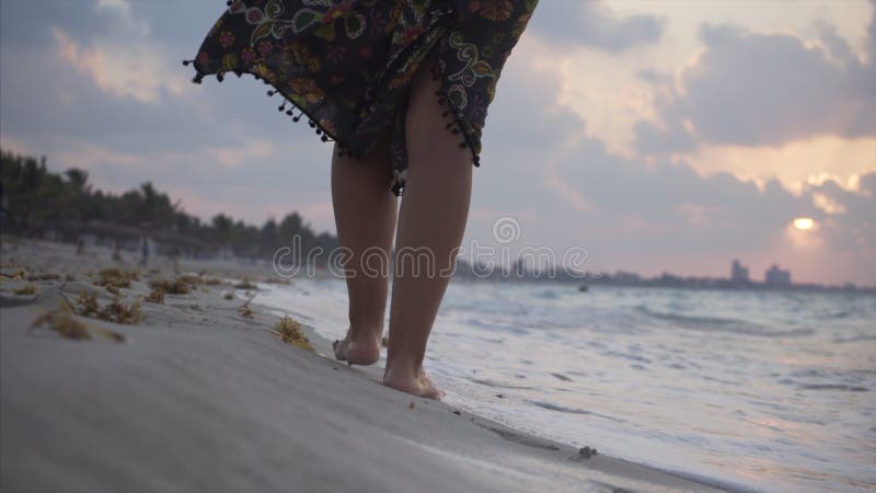 Marche sur la plage au coucher du soleil