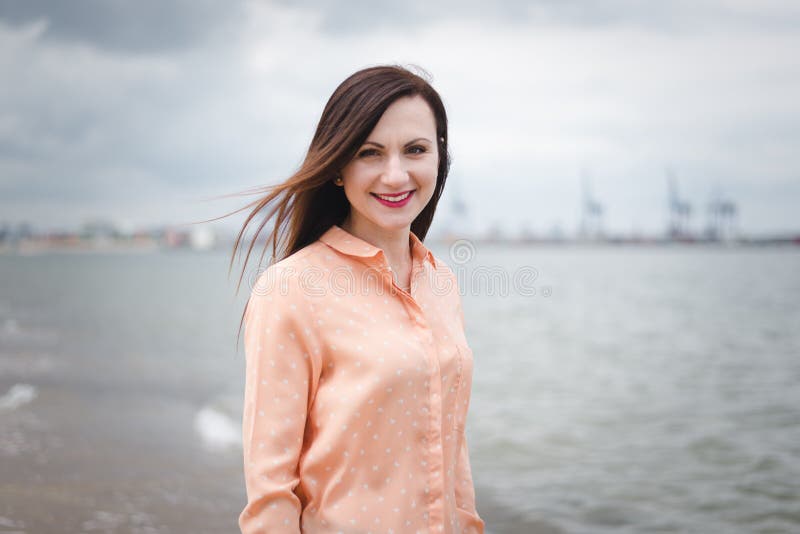 Marche sur la plage Fille sur le sable image stock Marche sur la plage Fille sur le sable image stock