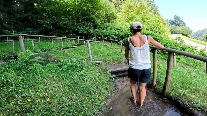 Marcher pieds nus dans la boue dans un parc sensoriel pour profiter de la nature et des sens clips vidéos