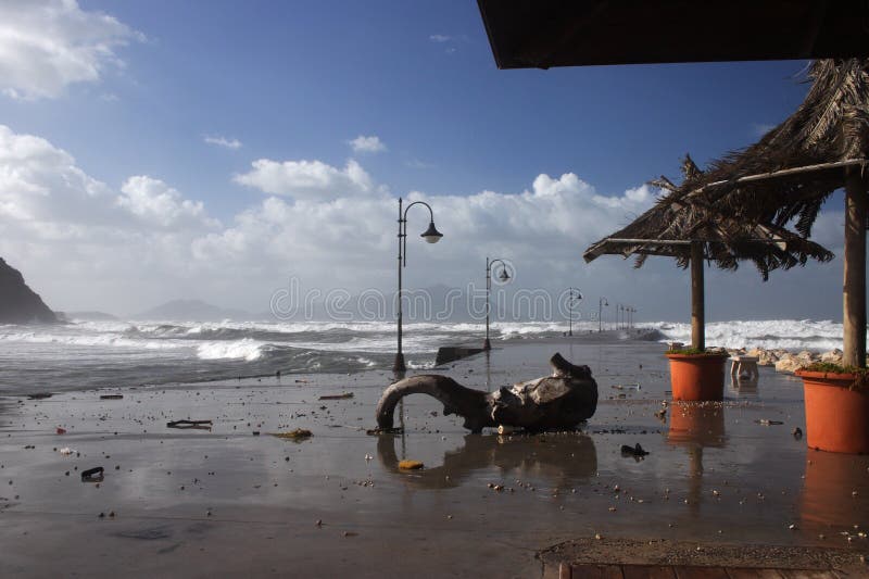 Marchez après la tempête avec des ischions et le procida photos stock Marchez après la tempête avec des ischions et le procida photos stock