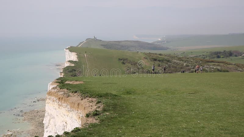 Marchez le chemin le long des falaises de craie entre le cap Bévésiers, le Gap Birling et sept soeurs