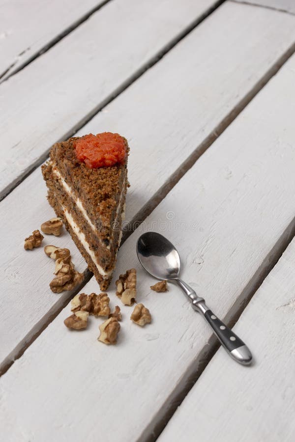 Marchwiany tort z orzechami w?oskimi na bia?ym drewnianym tle Selekcyjna ostro?? fotografia royalty free Marchwiany tort z orzechami w?oskimi na bia?ym drewnianym tle Selekcyjna ostro?? fotografia royalty free