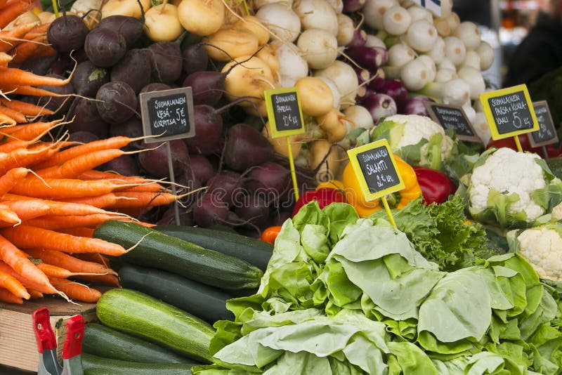 Marché avec le camion de jardin, les légumes, les fruits, les baies etc. photo libre de droits Marché avec le camion de jardin, les légumes, les fruits, les baies etc. photo libre de droits