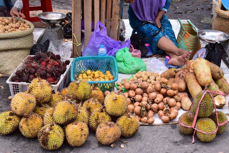 Marché de fruits traditionnel dans Kotabaru Indonésie photo libre de droits Marché de fruits traditionnel dans Kotabaru Indonésie photo libre de droits