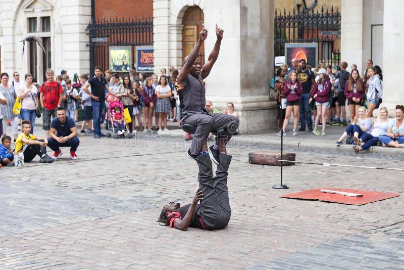 Marché de jardin de Covent, achats populaires et site touristique, exposition des interprètes de cirque noirs sur la rue, Londres