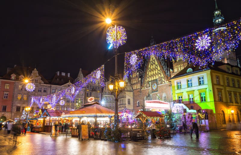 Marché de Noël à Wroclaw à la soirée, Pologne, l'Europe image stock Marché de Noël à Wroclaw à la soirée, Pologne, l'Europe image stock