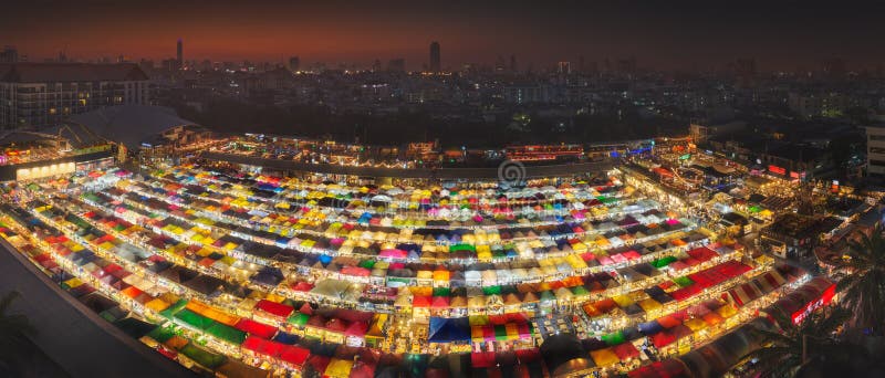 Marché de nuit de Ratchada à Bangkok pendant le coucher du soleil photo libre de droits Marché de nuit de Ratchada à Bangkok pendant le coucher du soleil photo libre de droits