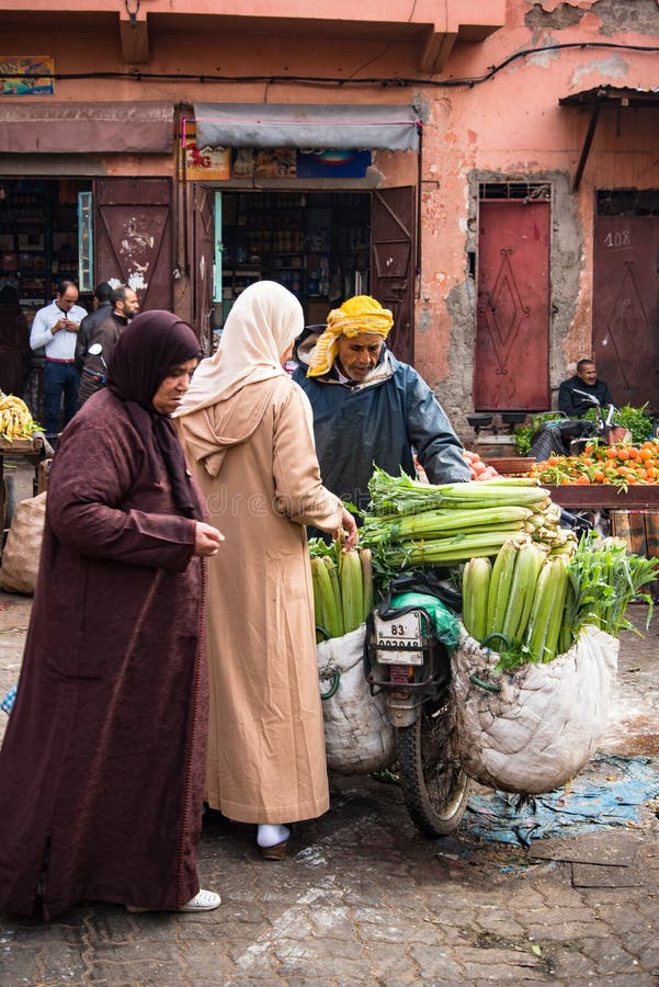 Marché local caché de nourriture à Marrakech image libre de droits Marché local caché de nourriture à Marrakech image libre de droits