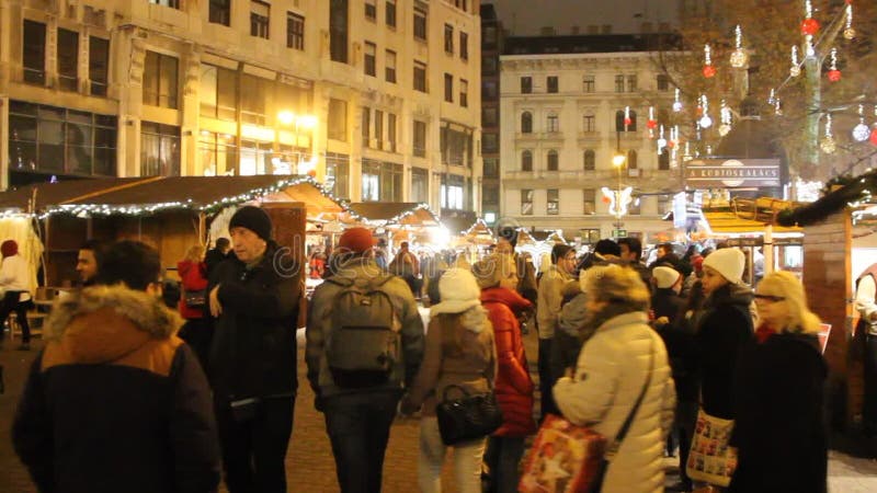Marchés traditionnels de Noël à Budapest à la place de Vorosmarty (ter de Vorosmarty) la nuit