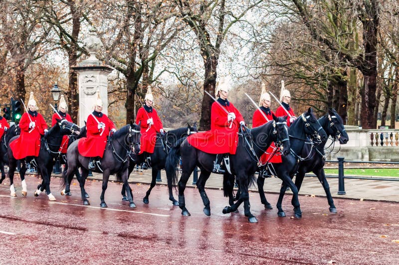 Marciando il ` s della regina custodice durante il cambiamento tradizionale della cerimonia delle guardie fotografie stock libere da diritti Marciando il ` s della regina custodice durante il cambiamento tradizionale della cerimonia delle guardie fotografie stock libere da diritti