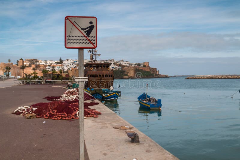 Marciapiede, baia ed edifici di Rabat, Marocco immagini stock libere da diritti