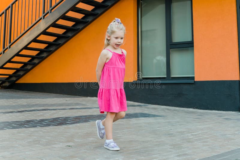 Marciapiedi con impianto cocleare. installazione di un impianto cocleare sull'orecchio di una bambina per un'udienza di ripristino immagini stock libere da diritti