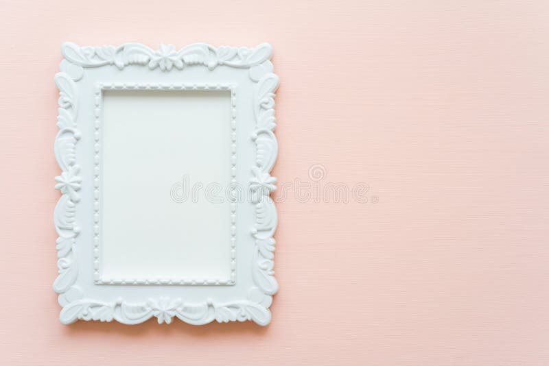Marco blanco de la foto del vintage en el fondo de madera en colores pastel rosado plano fotos de archivo Marco blanco de la foto del vintage en el fondo de madera en colores pastel rosado plano fotos de archivo