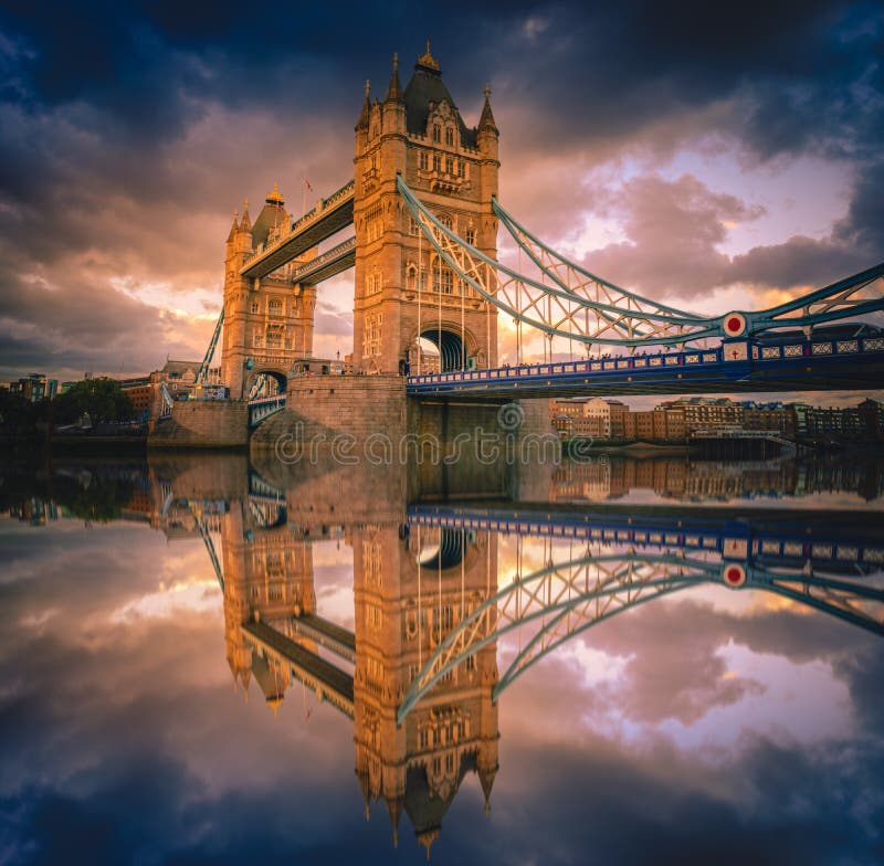 Ponte Da Torre No Por Do Sol Em Londres, Reino Unido Tom Do Vintage