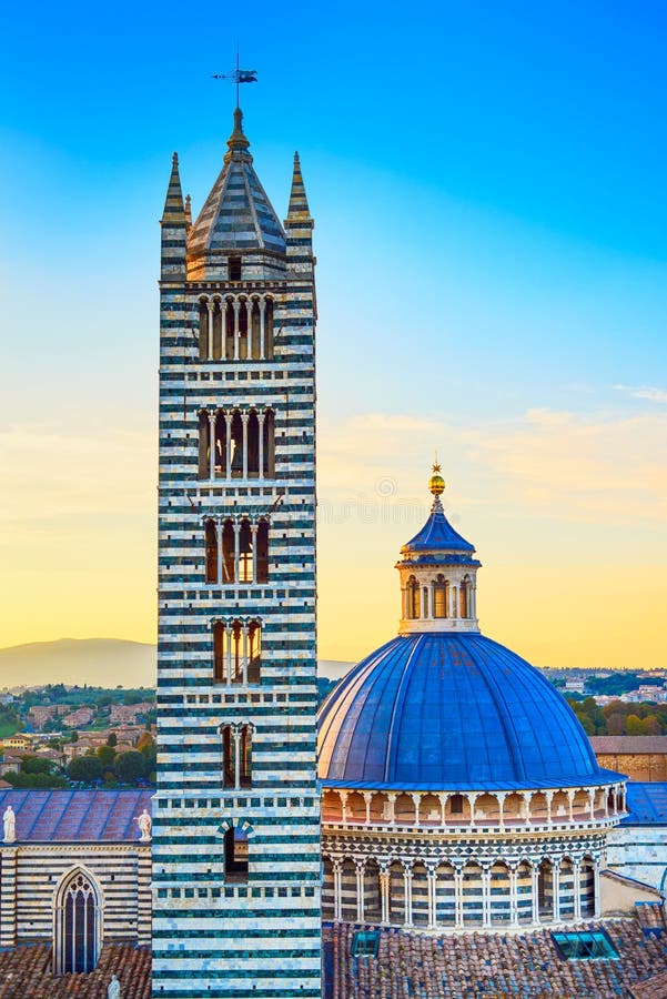 Marco da torre do por do sol de Siena, do domo da catedral e do Campanile. Toscânia