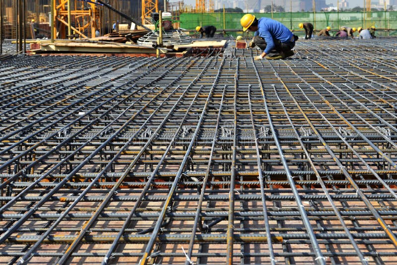 Marco de acero en emplazamiento de la obra, en la construcción de edificios grandes fotografía de archivo Marco de acero en emplazamiento de la obra, en la construcción de edificios grandes fotografía de archivo
