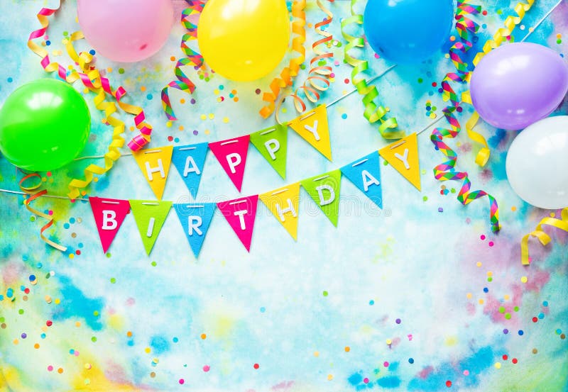 Marco de la fiesta de cumpleaños con los globos, las flámulas y el confeti en fondo colorido con el espacio de la copia