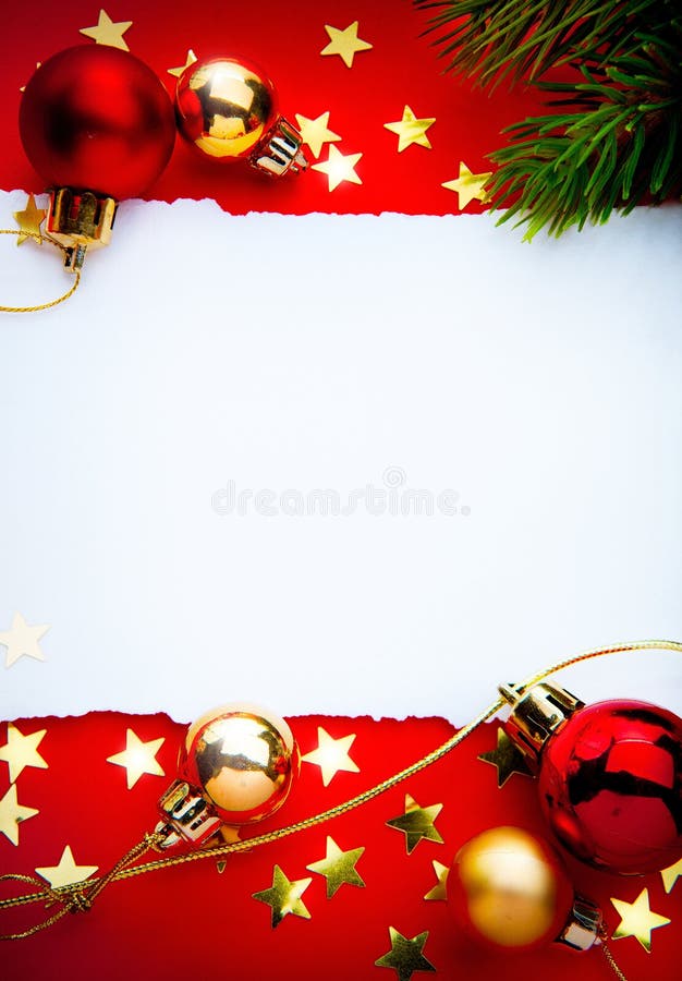 Marco de la Navidad del arte con el documento sobre fondo rojo