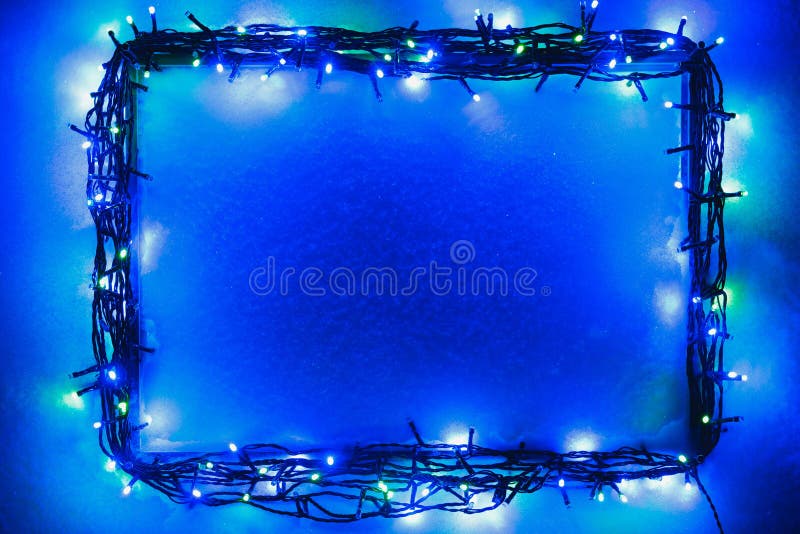 Marco de las luces de la Navidad en fondo de la nieve fotos de archivo Marco de las luces de la Navidad en fondo de la nieve fotos de archivo