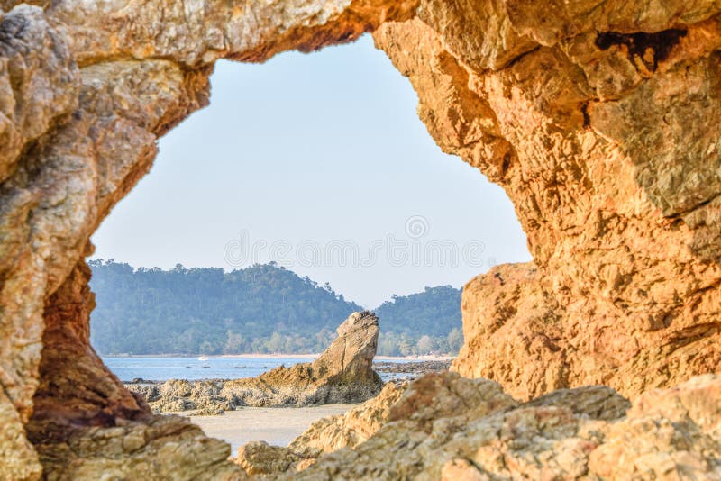 Marco de Ranong, Tail?ndia - surpreendente e bonita dos povos de pedra ou tailandeses chamou Hin Thalu na praia do b?falo na ilha imagens de stock royalty free Marco de Ranong, Tail?ndia - surpreendente e bonita dos povos de pedra ou tailandeses chamou Hin Thalu na praia do b?falo na ilha imagens de stock royalty free
