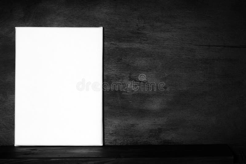 Marco del cartel de la maqueta Lona en blanco en interior negro imagen de archivo Marco del cartel de la maqueta Lona en blanco en interior negro imagen de archivo