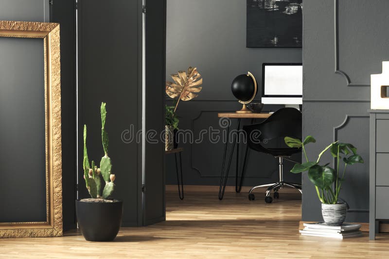 Marco del oro al lado del cactus en interior gris de Ministerio del Interior con mofa imagen de archivo libre de regalías Marco del oro al lado del cactus en interior gris de Ministerio del Interior con mofa imagen de archivo libre de regalías