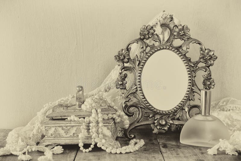 Marco en blanco antiguo del estilo del victorian, botella de perfume y perlas blancas en la tabla de madera Foto blanco y negro d foto de archivo libre de regalías Marco en blanco antiguo del estilo del victorian, botella de perfume y perlas blancas en la tabla de madera Foto blanco y negro d foto de archivo libre de regalías