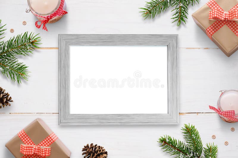 Marco horizontal de la foto rodeado con los regalos del Año Nuevo de la Navidad, las ramas de árbol y las decoraciones fotografía de archivo libre de regalías Marco horizontal de la foto rodeado con los regalos del Año Nuevo de la Navidad, las ramas de árbol y las decoraciones fotografía de archivo libre de regalías