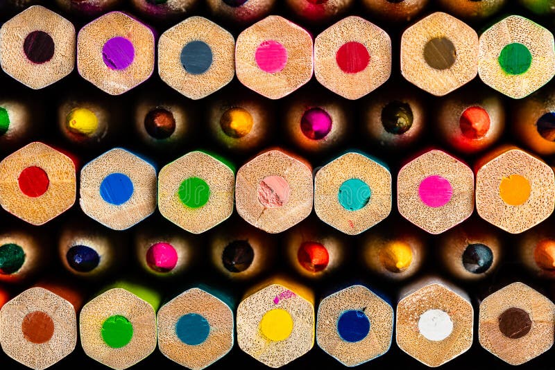 Marco macro de una pila de lápices de colores con filas alternando entre extremos afilados y no afilados Muy detalles y fotos de archivo libres de regalías Marco macro de una pila de lápices de colores con filas alternando entre extremos afilados y no afilados Muy detalles y fotos de archivo libres de regalías
