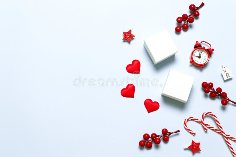 Marcos de Navidad y Año Nuevo de bayas rojas, reloj, forma de amor, bastón de caramelo, cajas blancas y estrella en un fondo azul ilustración del vector Marcos de Navidad y Año Nuevo de bayas rojas, reloj, forma de amor, bastón de caramelo, cajas blancas y estrella en un fondo azul ilustración del vector