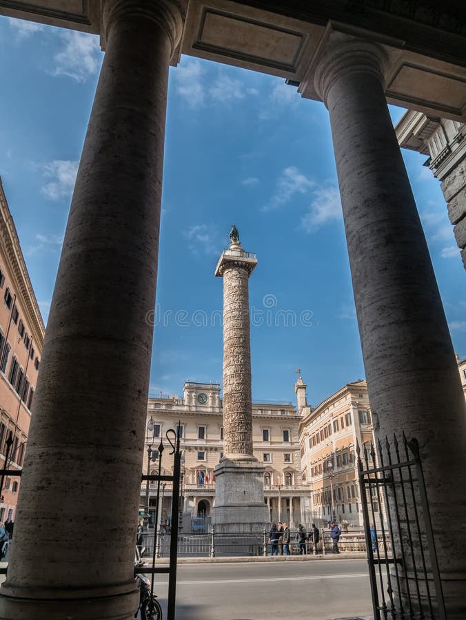 Marcus Aurelius Column no Corsa em Roma imagem de stock Marcus Aurelius Column no Corsa em Roma imagem de stock