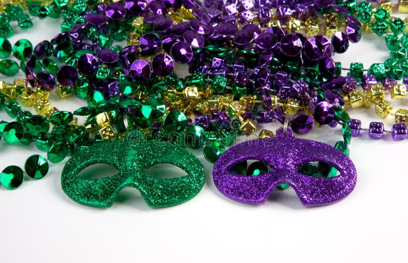 Mardi Gras Beads med maskeringar royaltyfri bild Mardi Gras Beads med maskeringar royaltyfri bild